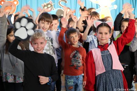 Otroci Osnovne šole Marije Vere so pozdravili pomlad in se spomnili knjižnih junakov (49)